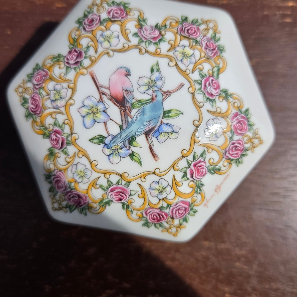 Heritage House 1992 Valentine Serenades Love Me Tender Porcelain Music Box Birds